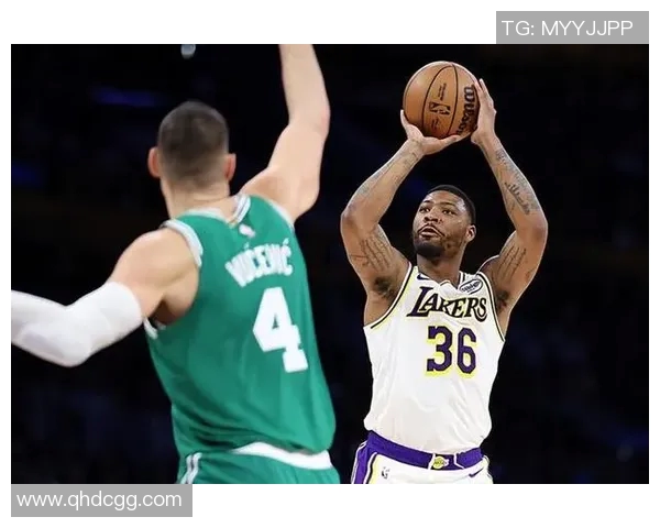 马库斯斯马特的篮球之路与领导力:从新秀到球队核心的蜕变与成长 马库斯斯马特的篮球之路与领导力:从新秀到球队核心的蜕变与成长